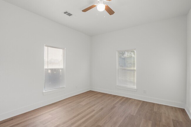 Foto del edificio - 2406 Gorman Ave