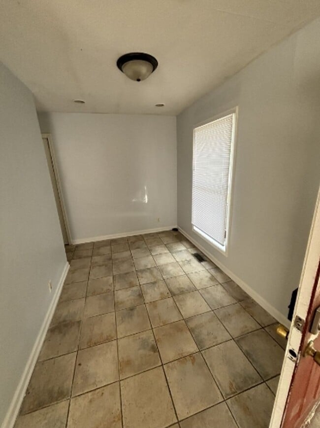 Building Photo - 3 Bed 1 Bath Available Now!