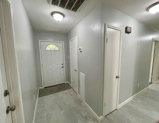 Building Photo - 150 W Woodstock Cir Dr