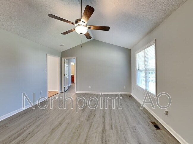 Foto del edificio - 102 Hawthorn Dr