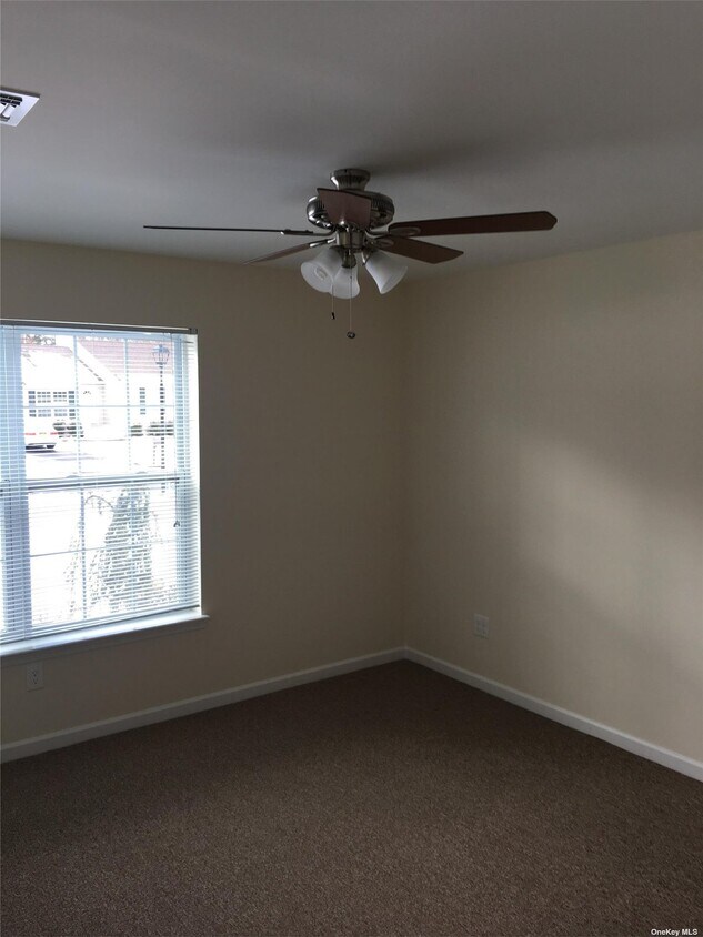 5 Macintosh Ln, Selden, NY 11784 Room for Rent in Selden, NY
