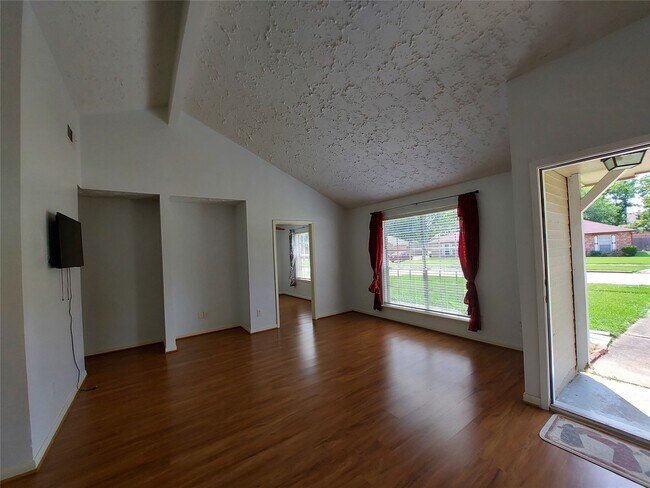 Foto del edificio - 3807 Quiet Pl Dr
