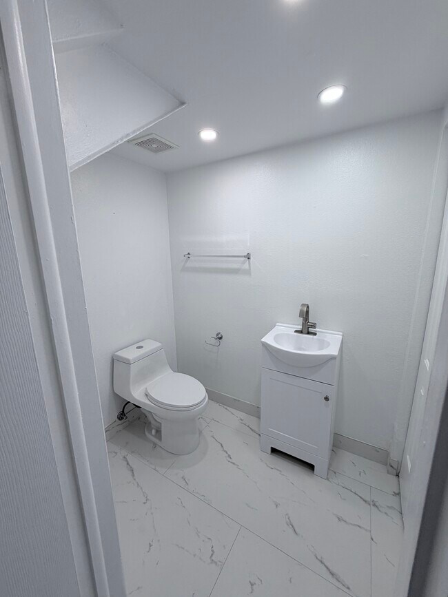 Building Photo - 9365 Fontainebleau Blvd