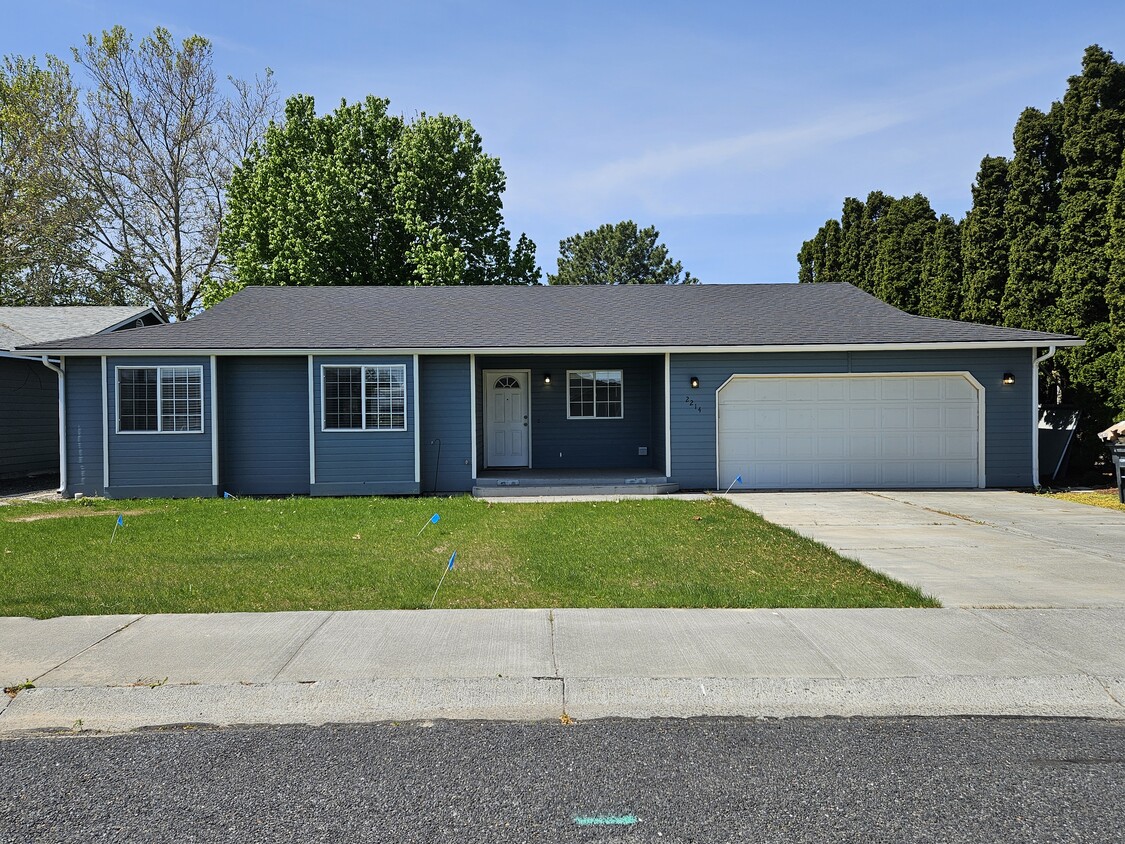 Primary Photo - 2214 Claremont Ct
