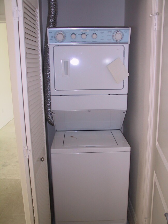 WASHER DRYER IN UNIT - 5422 Hermitage Ave