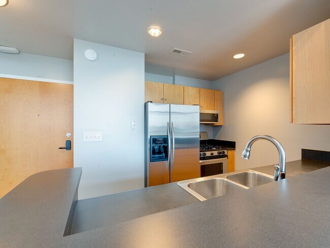 Building Photo - This move in ready condo has it all in Cha...