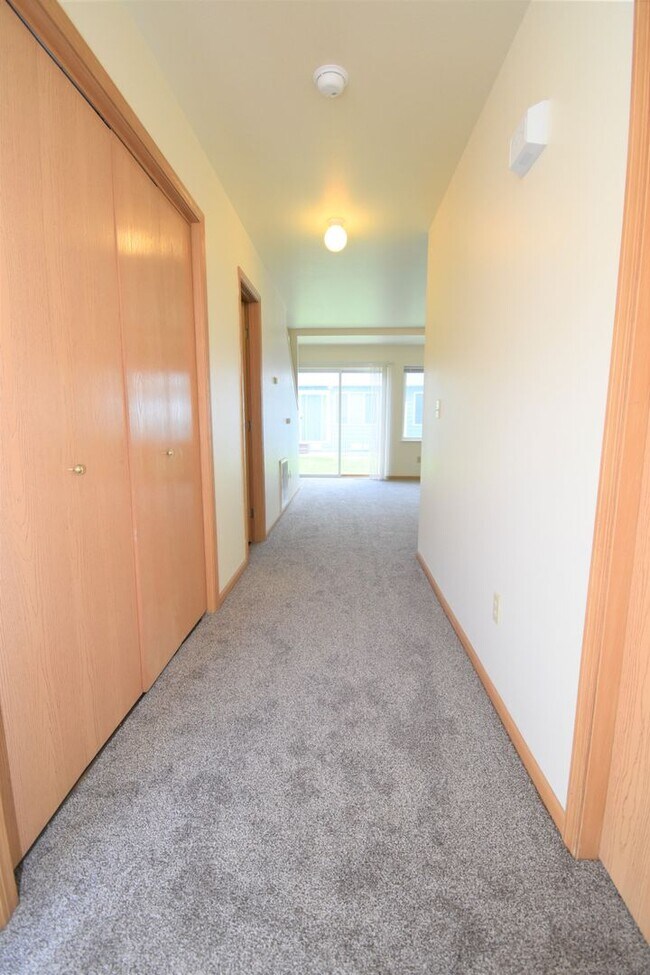 Foto del edificio - Townhouse style 2bed 1.5bath with attached...