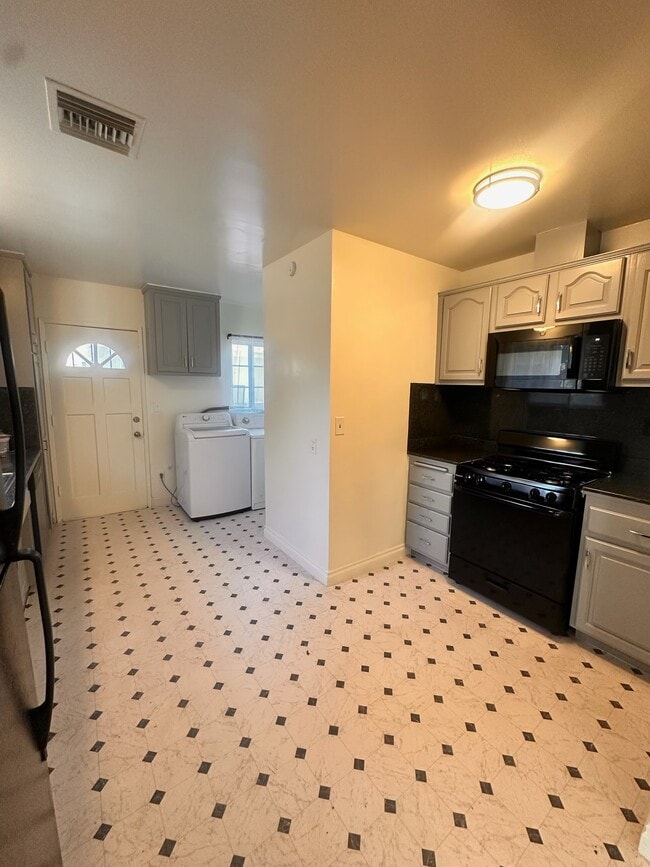 Kitchen - 7010 Cozycroft Ave