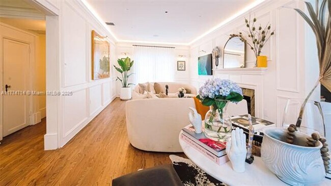 Foto del edificio - 677 NE 56th St