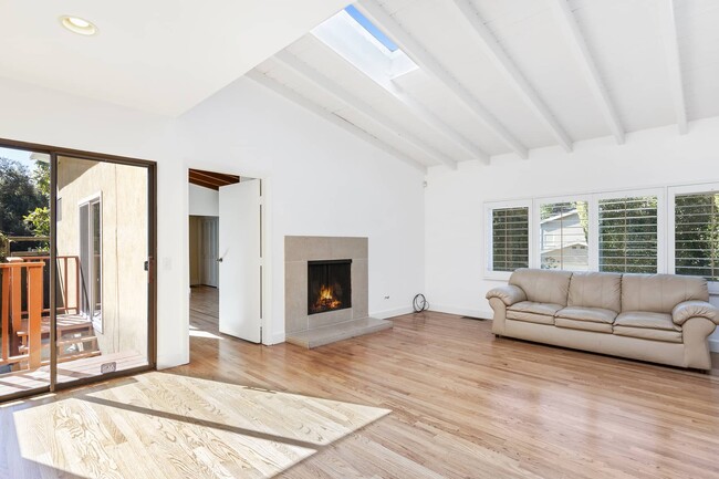 Foto del edificio - 2188 Beverly Glen Pl