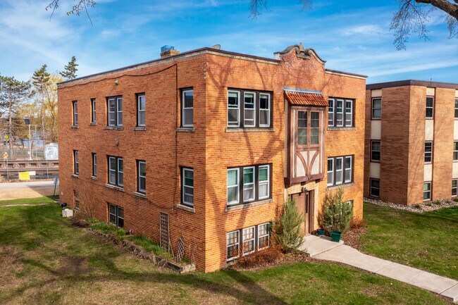 Building Photo - 2770 Xerxes Ave S