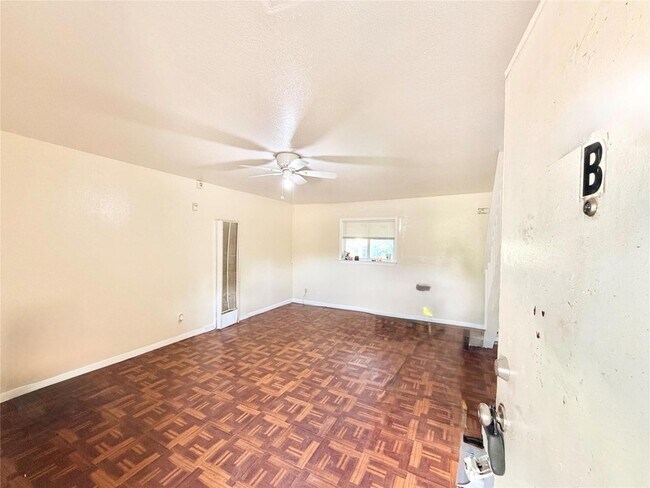 Foto del edificio - 6257 Manor Rd