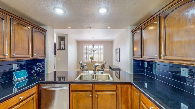 Foto del edificio - STUNNING 3 BEDROOM 3 BATH CONDO WITH ONE C...