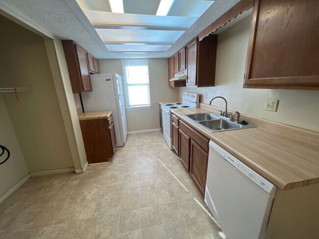 Foto del edificio - Spacious 2-Bed/1-Bath/1-Car Townhouse in P...
