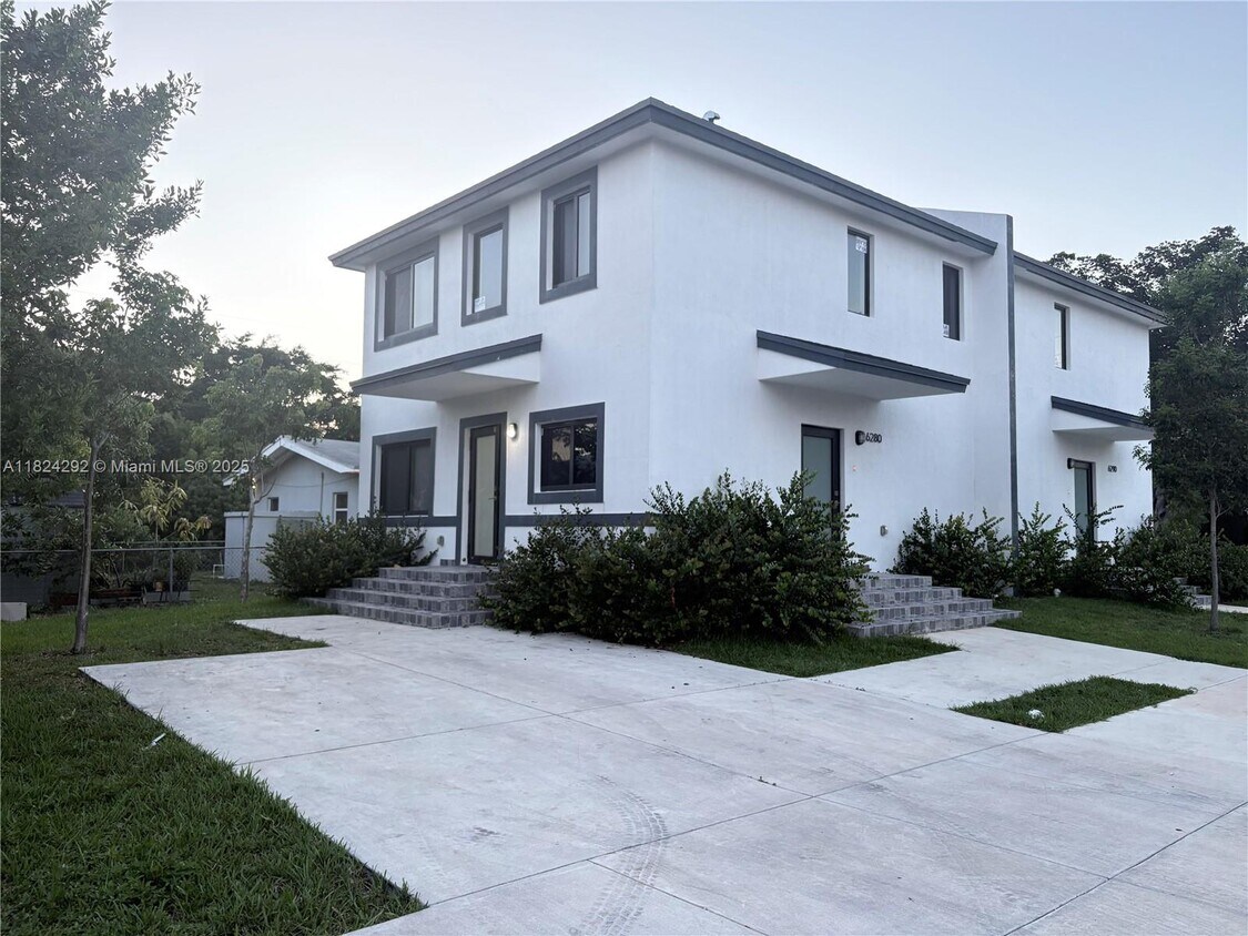 Foto principal - 6280 NW 22nd Ct