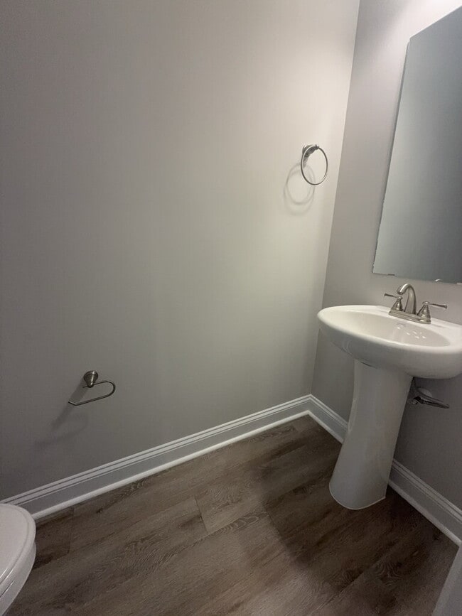 Building Photo - Two Bedroom Two and a half Bathroom Townhome located in Hubert!