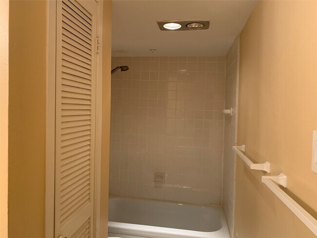 Foto del edificio - 2230 S Piney Point Rd
