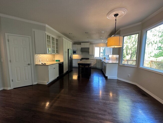 Foto del edificio - Beautiful 4 Bed- 2.5 bath Traditional Home...