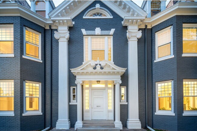 Foto del edificio - Beautiful 3 Bedroom/2 Bathroom SECOND Floor Apartment in East Duluth Mansion - AVAILABLE JUNE!