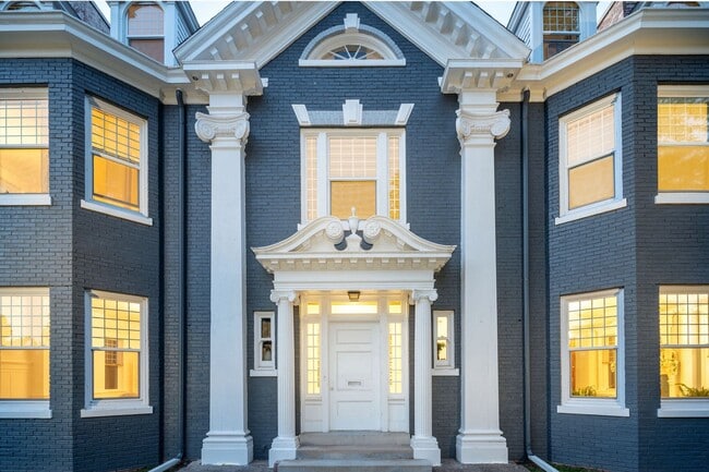 Building Photo - Beautiful 3 Bedroom/2 Bathroom SECOND Floor Apartment in East Duluth Mansion - AVAILABLE JUNE!