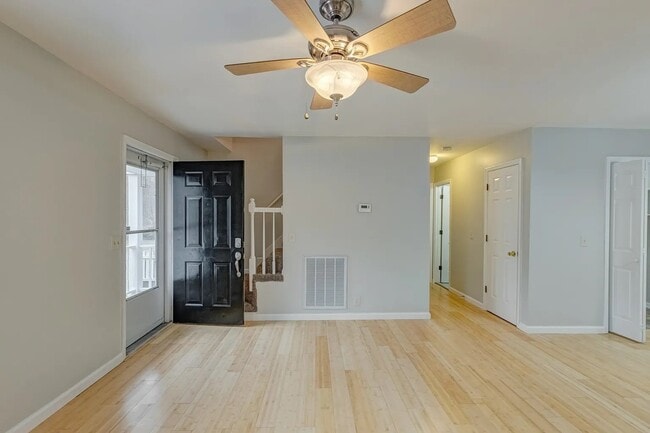 Building Photo - CUTE 3 bed 2 bath, feels like home! w/fenc...