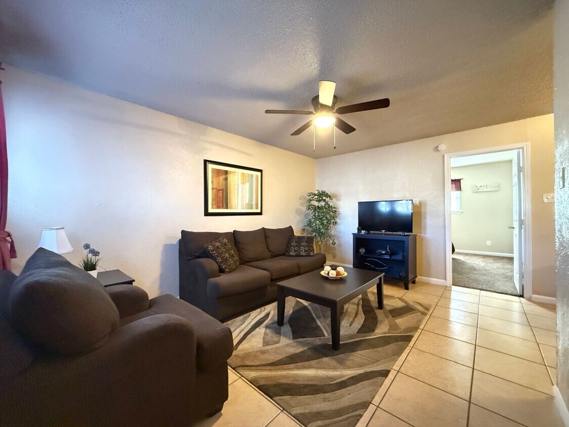 Primary Photo - 1014 N Gilmer St