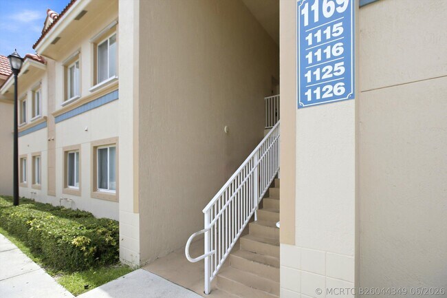 Foto del edificio - 1169 Golden Lakes Blvd