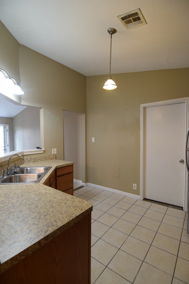 Building Photo - 2722 San Jacinto Rd