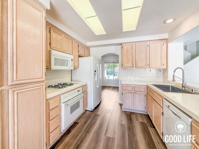 Foto del edificio - Spacious 3BD/3BA Home in Scripps Ranch with Pool, Private Balcony & In-Unit Laundry