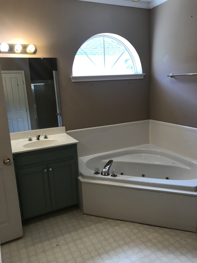 Building Photo - 3521 Riverway Dr