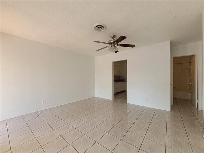 Foto del edificio - 1851 NE 56th St
