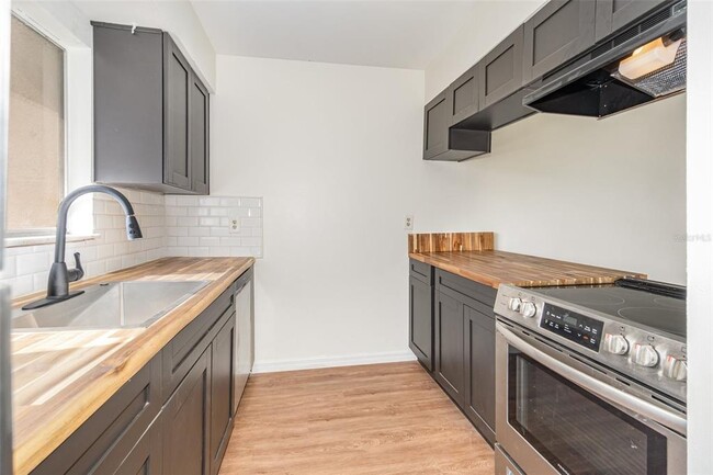 Foto del edificio - 1000 Lake of the Woods Blvd