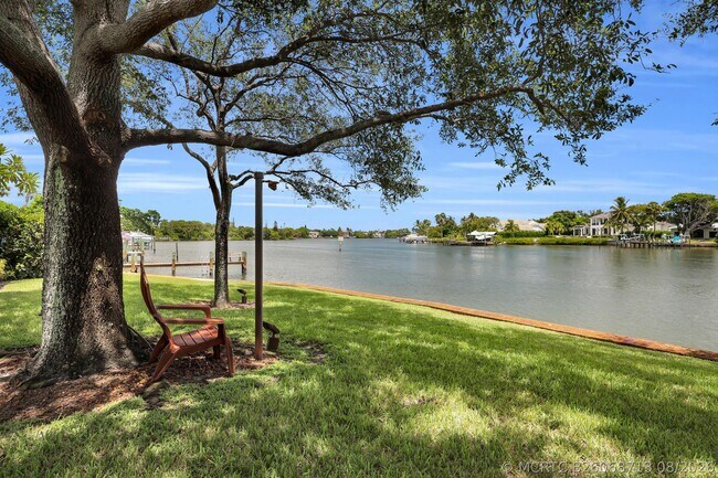 Building Photo - 475 Tequesta Dr