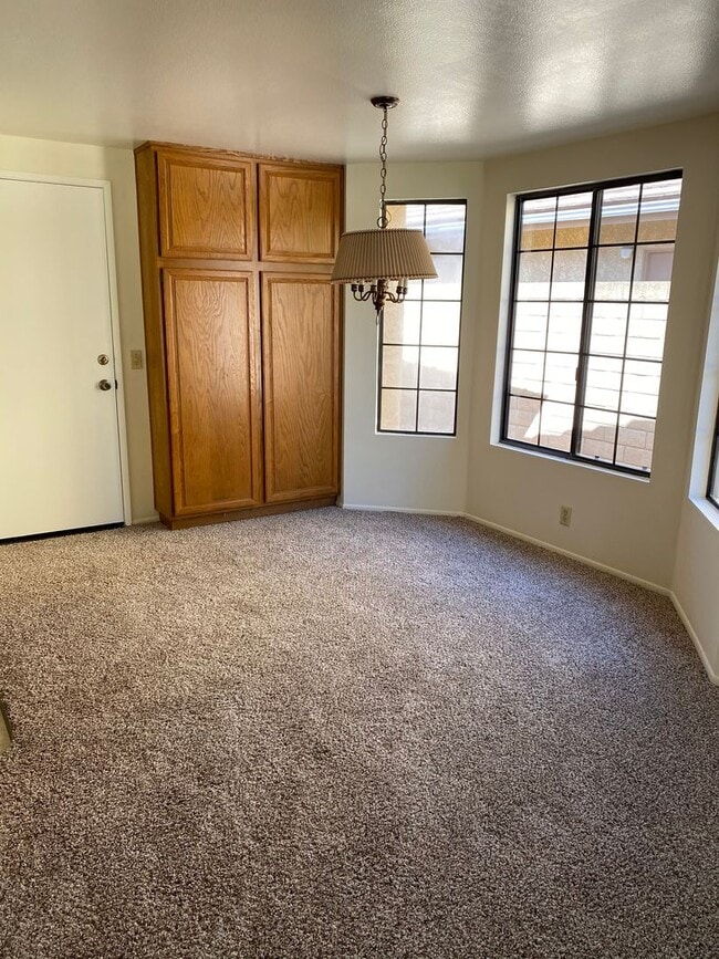 Building Photo - Single story 3 bed, 2 bath Moorpark home with yard