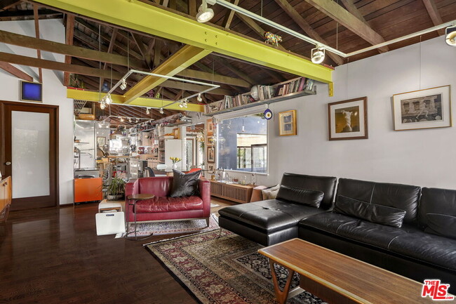 Building Photo - 2215 Wellesley Ave