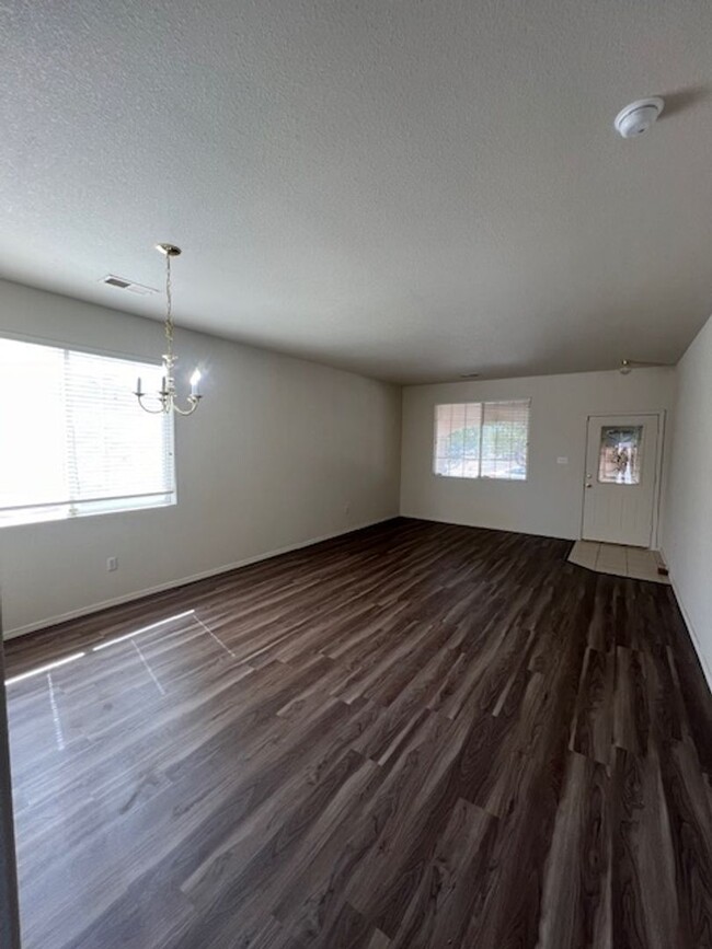 Building Photo - Beautiful 2,500 sq. ft. three bedroom two ...