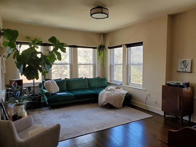 Living Room/Sun Room - 861-3E W Carmen Ave