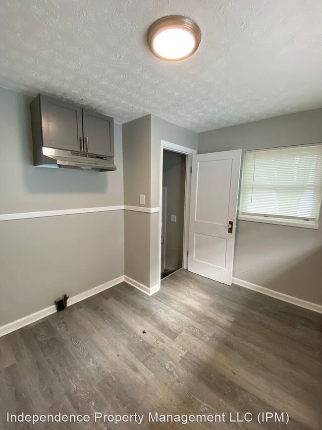 Building Photo - 3 br, 1 bath House - 820 S Smithville Rd.