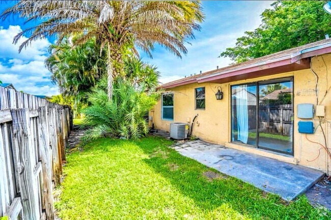 Building Photo - 4259 Royal Banyan Way