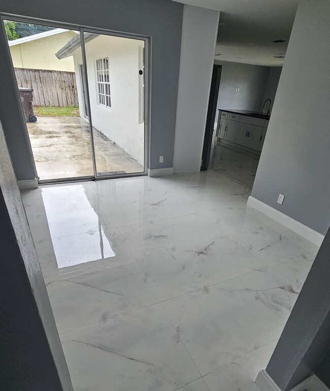 Building Photo - 2015 Echo Lake Dr