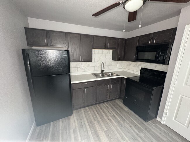 Building Photo - 2810 Cedar Cir