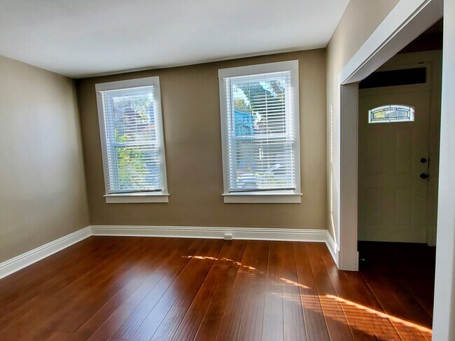 Sala de estar - 2529 Charlotte St