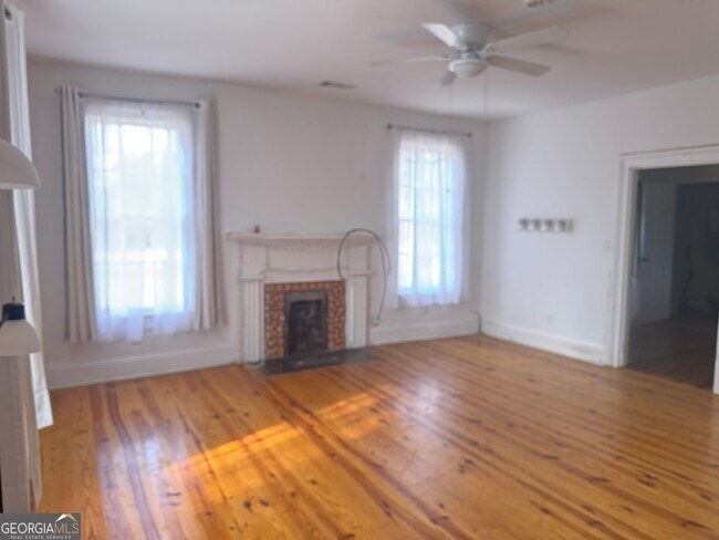 Building Photo - 6 Church St