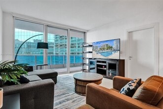 Building Photo - 200 Biscayne Blvd Way