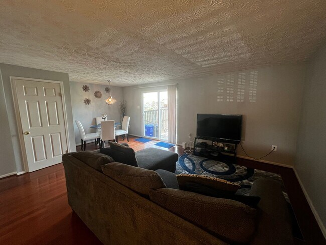 Foto del edificio - Beautiful 3 BR/2.5 BA Townhome in Bowie!