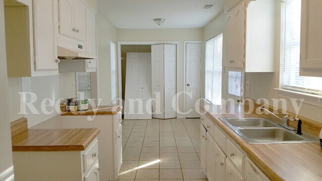 Building Photo - 4575 Columbia Woods Ln
