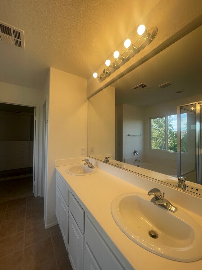 Foto del edificio - Hollyhock St