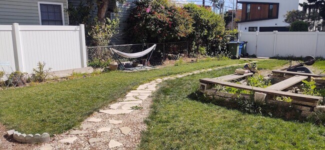 Hamaca en el jardín delantero - 1177 Nelrose Ave