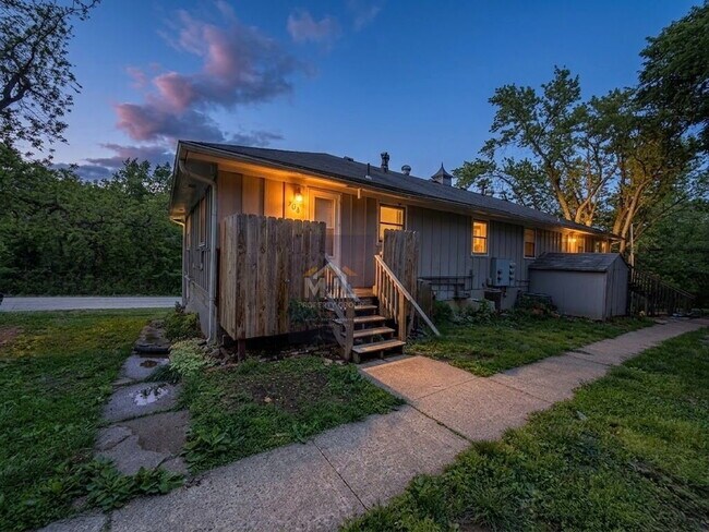 Foto del edificio - Spacious 3 Bedroom / 1 Bath Apartment in Sugar Creek *Ready Now*