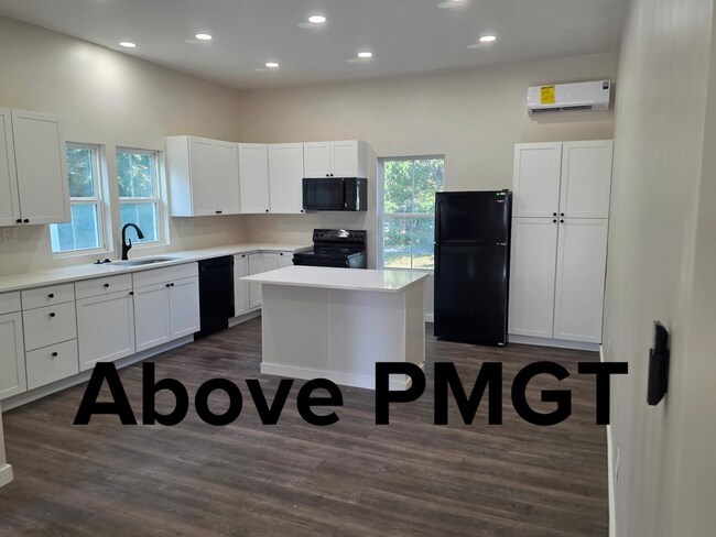 Foto del edificio - New remodeled 4 bedroom & 4 Bathroom Single Family home can also qualify as a student home.